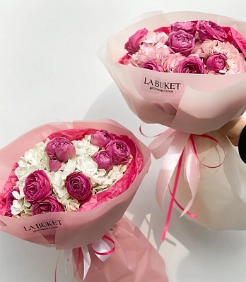 Букеты из гортензий и кустовых роз 