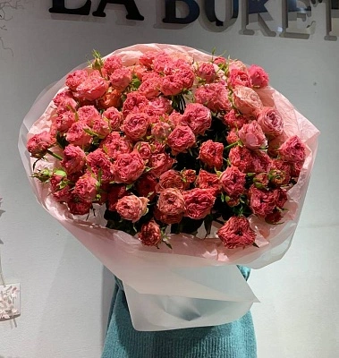 25 розовых кустовых роз