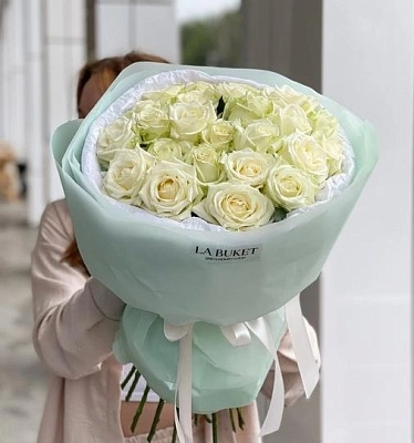 Букет из 25 белых роз в оформлении 40 см