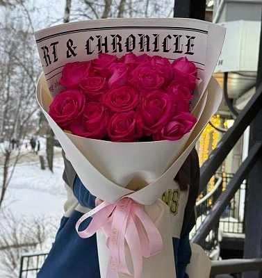 15 вишневых роз 50/60 см в нежном оформлении