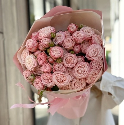Букет "11 нежно-розовых кустовых пионовидных роз 40/50 см"