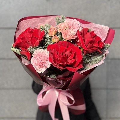 Составной букет из нобилиса, роз и диантусов S