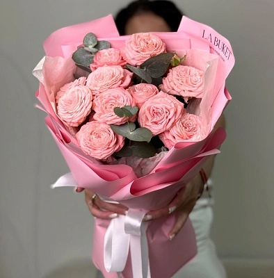 7 нежных кустовых роз с эвкалиптом