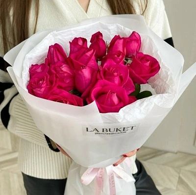 Букет из 15 вишневых роз 50/60 см в стильном оформлении