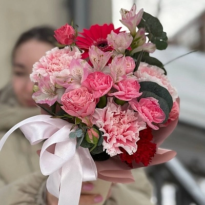 Композиция из герберы, диантусов и альстромерии