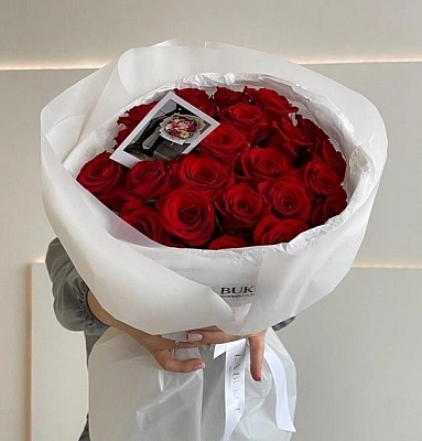 Букет из 25 бордовых роз в оформлении 50/60 см