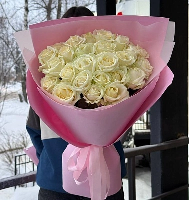 25 белых роз 50/60 см в нежном оформлении