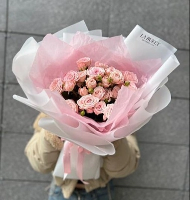 7 розовых кустовых роз 40/50 см в оформлении