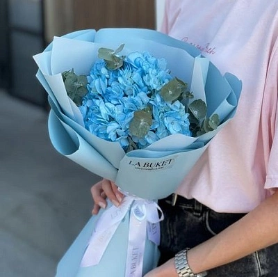 Букет из голубой гортензии с эвкалиптом