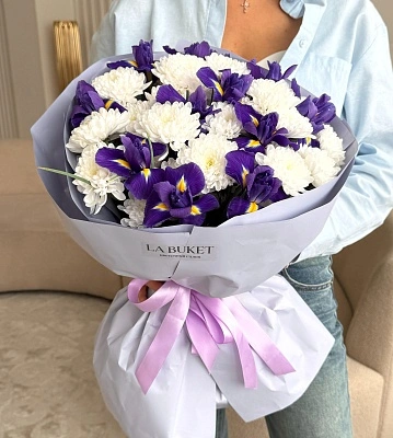 Составной букет из хризантемы и ирисов