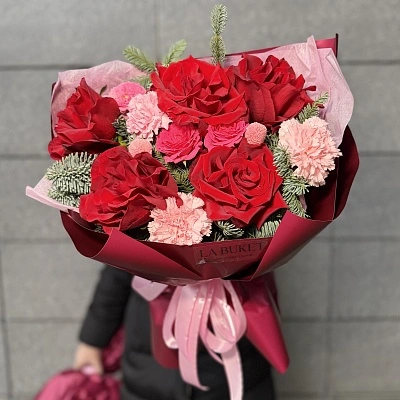 Составной букет из нобилиса, роз и диантусов M