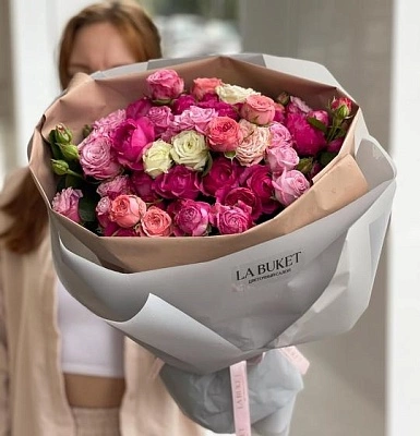 Букет "25 разноцветных кустовых роз"