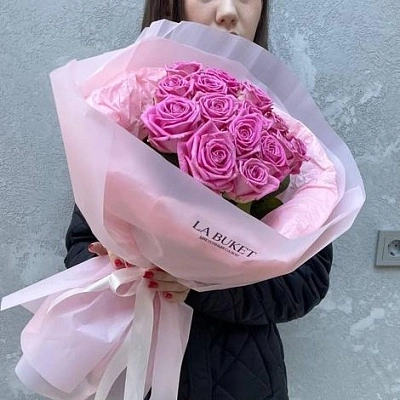 Букет из 15 розовых роз в оформлении 50/60 см