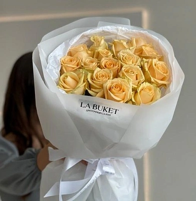 Букет "15 персиковых роз 50/60 см в оформлении""