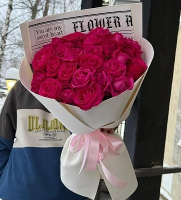 25 вишневых роз 50/60 см в нежном оформлении