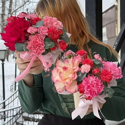 Яркие комплименты из роз, диантусов и ароматной зелени