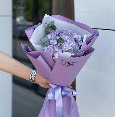 Букет из сиреневой гортензии с эвкалиптом