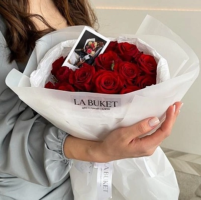 Букет из 15 бордовых роз в оформлении 50/60 см