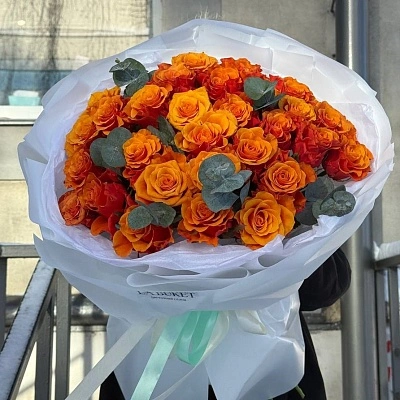 29 огненных роз с эвкалиптом
