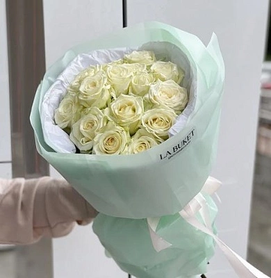 Букет из 15 белых роз в оформлении 40 см