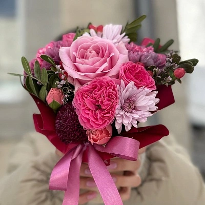 Комплимент в стаканчике из роз, хризантемы и гиперикума