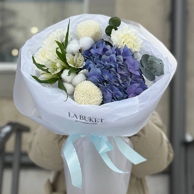 Букет из гортензии, диантусов и хлопок