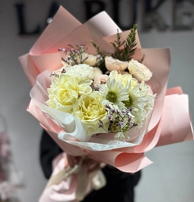 Составной букет из роз, лимониума и хризантемы M