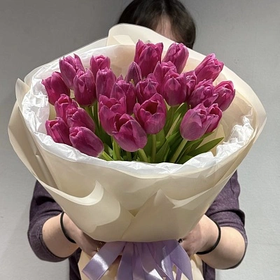 25 розовых тюльпанов в оформлении