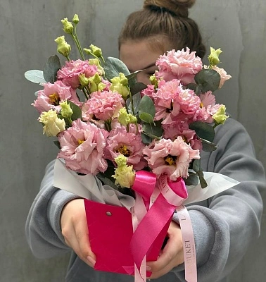 Композиция из нежной эустомы с эвкалиптом