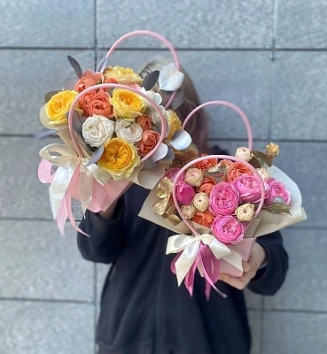 Сумочки из ярких кустовых роз