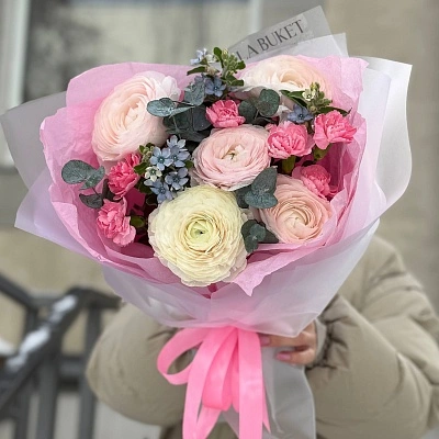 Букет из ранункулюсов, твидии и диантусов